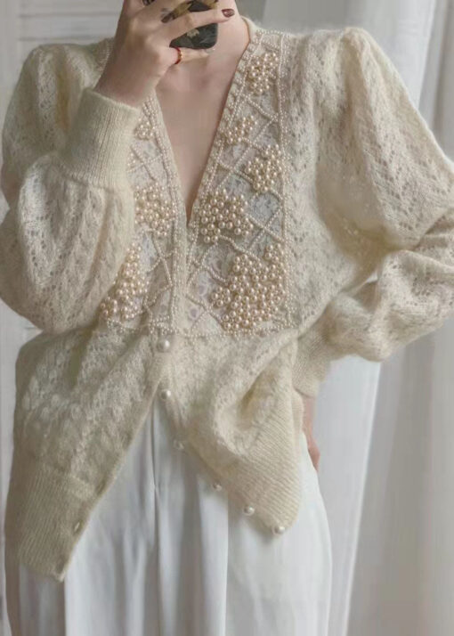 V-neck thick knit with pearl buttons